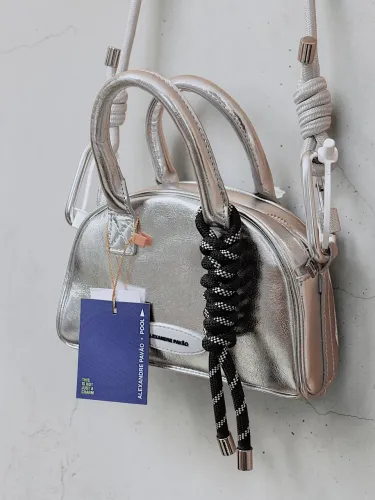 Bolsa metalizada Alexandre Pavão collab Riachuelo com alça e charm, sem uso.