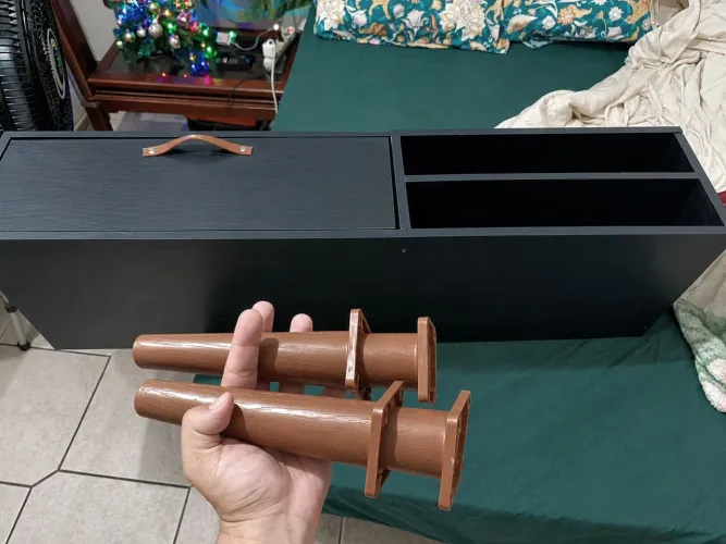Rack Retrô Preto com Pés Palito e Puxador em Couro - R$ 200