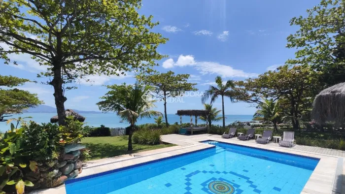 Casa à venda com 5 quartos, 5 suítes e 1.500 m² em Canajurê, Florianópolis - SC.