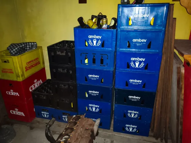 Engradado de skolzinha completa com as 23 garrafinhas