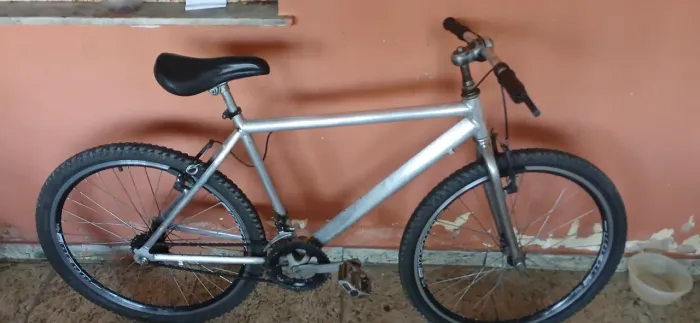 Bicicleta so ta com o aro empinado *75
