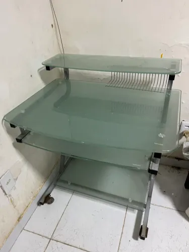 Mesa de vidro para computador