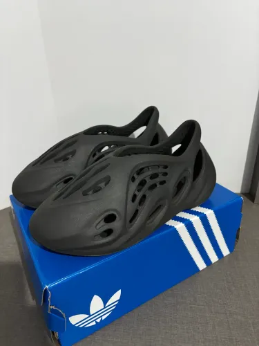 Yeezy Foam Runner Carbon