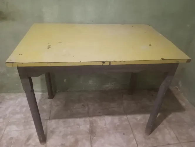Mesa de madeira (usada e em ótimo estado)