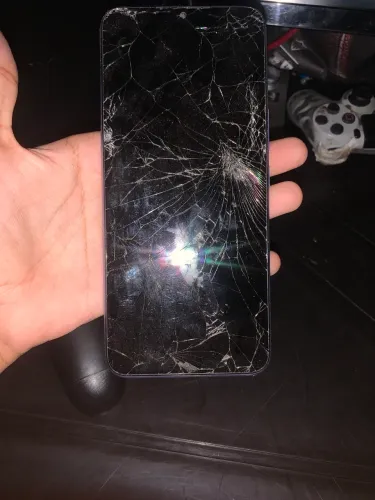 Celular marca infinix quebrado 