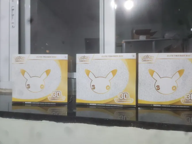 Elite trainer box 30 anos Ingles