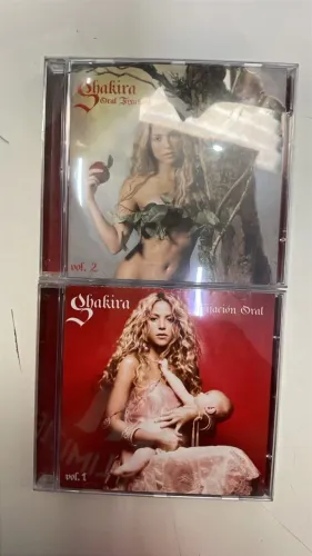 Kit com os CDs Fijación Oral, Vol. 1 e Oral Fixation, Vol. 2 da Shakira.