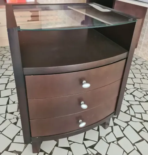 Criado mudo de madeira com tampo de vidro ( 2peças )