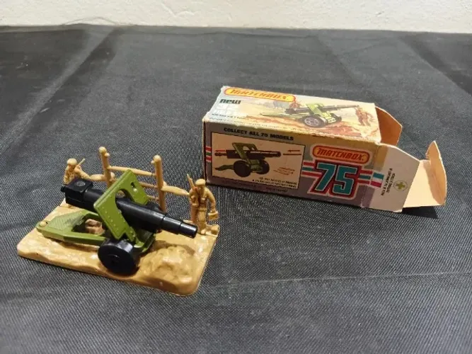 Matchbox Lesney MB-32 Field Gun (Canhão Militar), fabricado na Inglaterra em 1977.