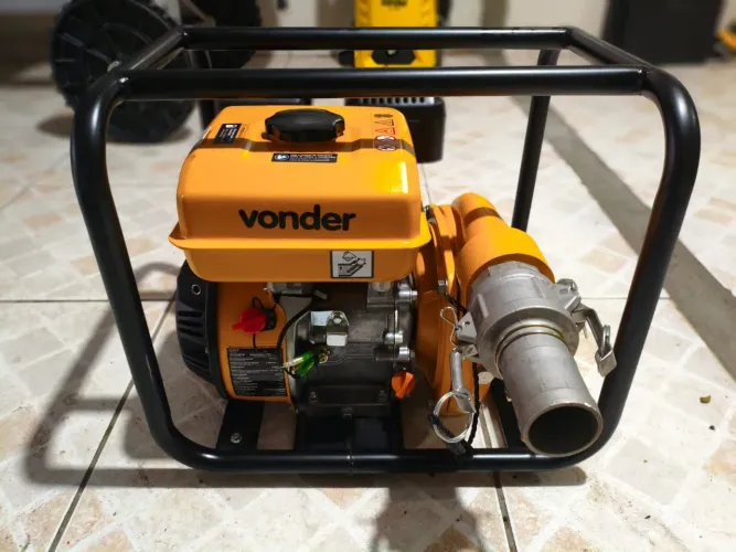 Motobomba de alta pressão a gasolina 2" Vonder com motor de 7 HP Seminova.