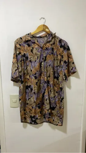 Camisa Perolada de botão Tam M