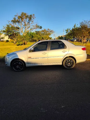 Fiat Siena Essence 1.6 Flex 16V 4P 2011