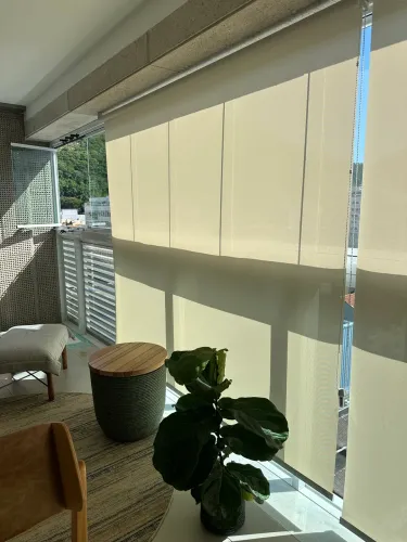 Cortina solar Rolo com menos de 6 meses de uso 