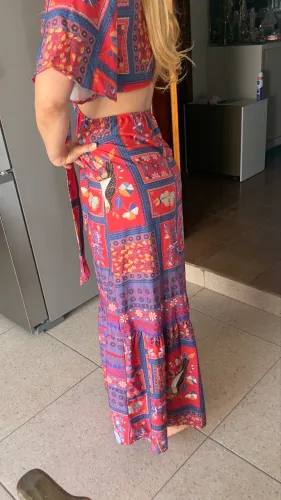 Vestido longo, estampado, decotado com cut-outs laterais.
