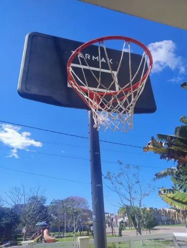 Tabela de basquete com poste e base