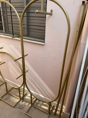 Expositor com cabideiro