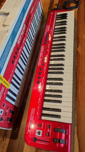 Teclado controlador Midi Behringer umx 610 ótimo estado de conservação