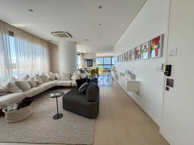 Apartamento frente mar à venda no Ed. Apogee em Balneário Camboriú