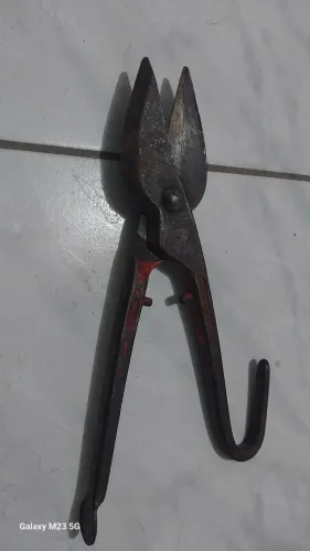 Tesoura de funileiro 