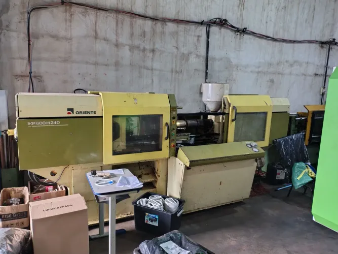Injetora de plástico Oriente 60 ton