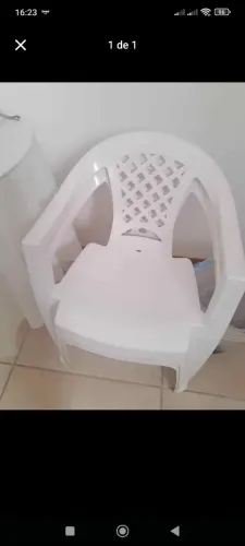 Cadeira plástica para festas e eventos
