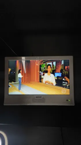 Tv semp de 14 polegadas sem wi-fi, possuí YouTube apenas. Com controle remoto funcionando.