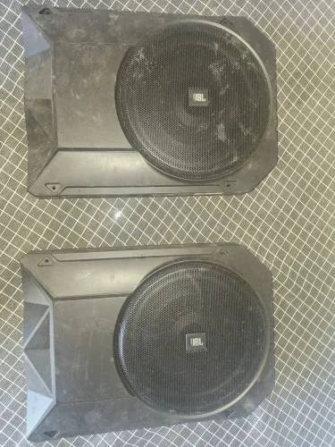 Subwoofer amplificado JBL BassPro SL de 8 polegadas com 125W RMS.