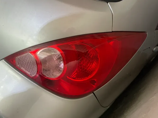 Lanterna Nissan Tiida hatch (Lado Direito)