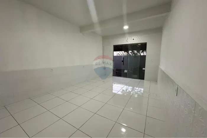 Loja de 20m² com banheiro, centro de são Pedro da aldeia , em frente ao Teatro