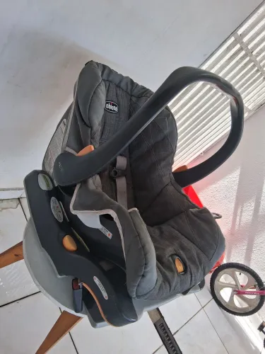 Bebê conforto da Chicco com base para carro