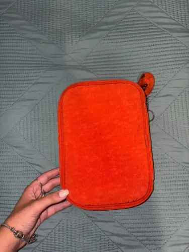 Estojo Kipling Semi Novo.