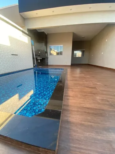 Casa à venda em Rio Verde com espaço amplo, armários, área de lazer com churrasqueira e pi