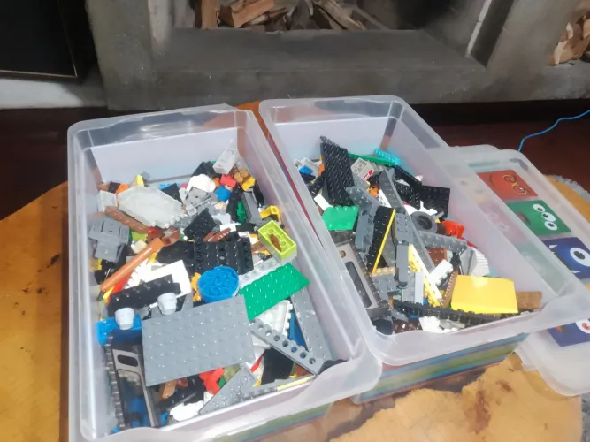 Duas caixas cheias de lego