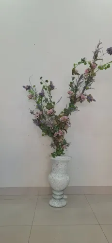 Vaso decorativo com arranjo floral artificial 