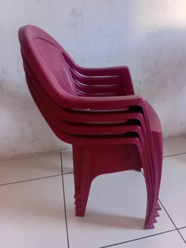 Poltrona de plástico resistente 