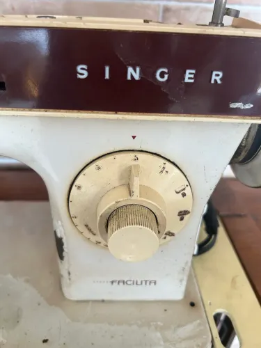 Máquina singer facilita