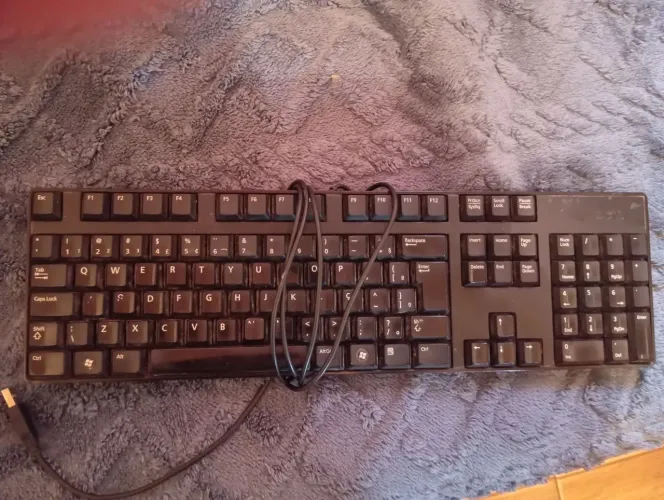 Vendo teclado estabilizador cabo HDMI e filtro de linha 