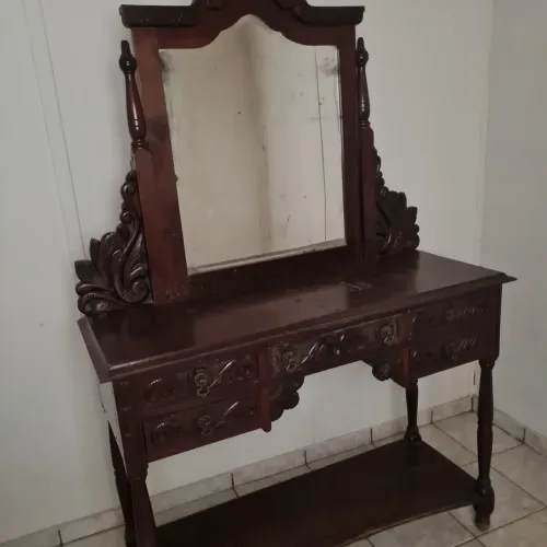 Penteadeira em imbuia.Movel único, com muita personalidade por seus entalhes lindos