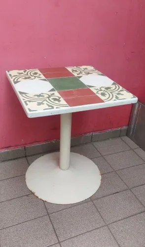 Mesa com o pé de ferro e Tampo de azulejos