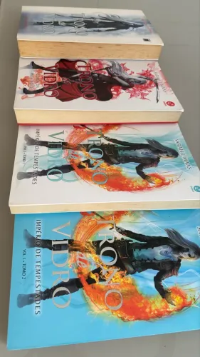 Vendo livros trono de vidro