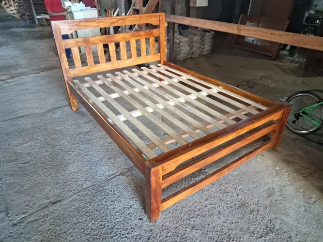 Cama de casal reforçada feita com madeira maciça
