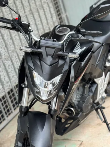 Vende-se cb 300f Twitter cbs