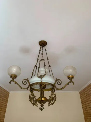 Lustre Clássico Estilo Colonial com Cúpulas de Vidro - Excelente Peça Decorativa
