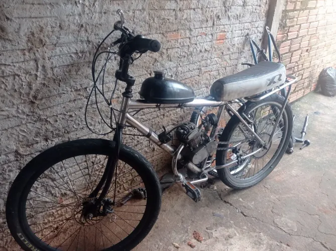 Apenas uma motorizada 80cm aqui neste anúncio de celular 1450 a motorizada está bem conser