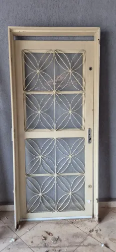 Porta e portal em aço. Ótimo estado.