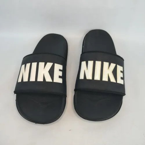 Chinelo Nike 38.5 preto estampa alto relevo