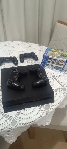 Playstation 4 + 4 manetes + 8 Jogos