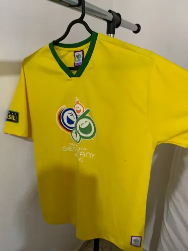 Camisa amarela comemorativa da Copa do Mundo FIFA de 2006 na Alemanha