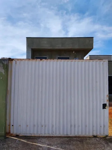 Vendo portão de garagem com roldanas funcionando perfeitamente , 3.25 por 2.40