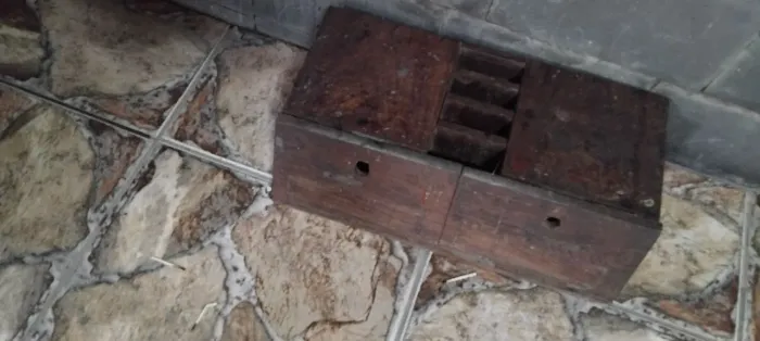 Antiga caixa de madeira para guardar objetos e valores.